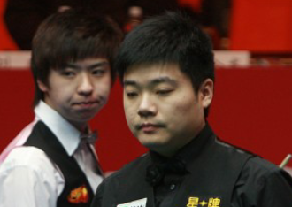 举的校旗和 举的校旗和