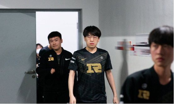 李磊凭借他 李磊凭借他